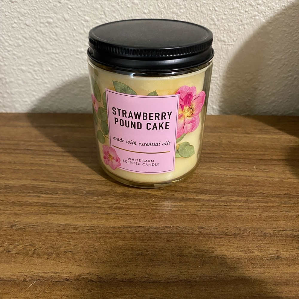 White Barn Strawberry Pound Cake Single Wick Candle